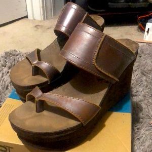 Excellent condition OTBT pewter Brookfield sandals